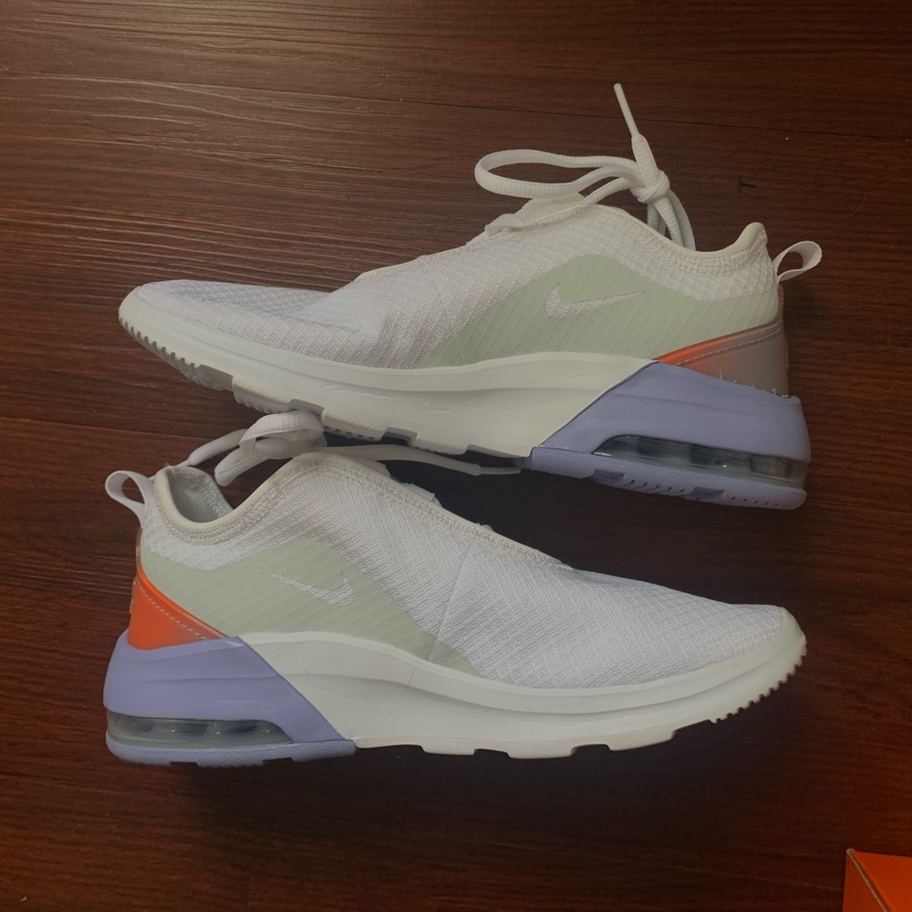 BRAND NEW NEVER WORN womens nike air max motion 2